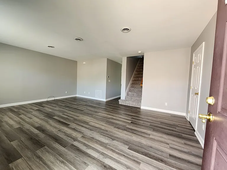 1750 Yorkshire Pl — Photo 2