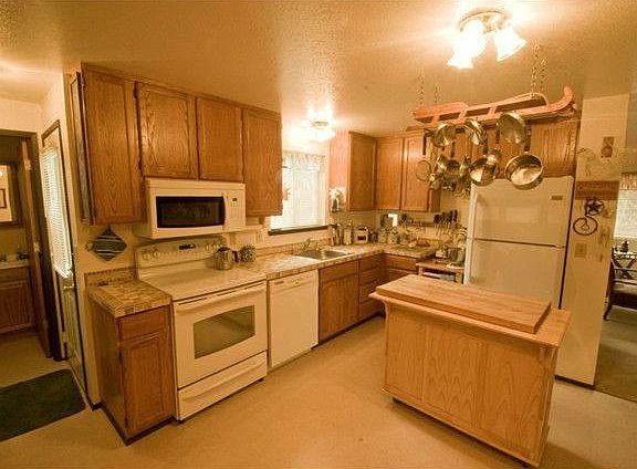 3rd image of 201 NE Riverhill Ln