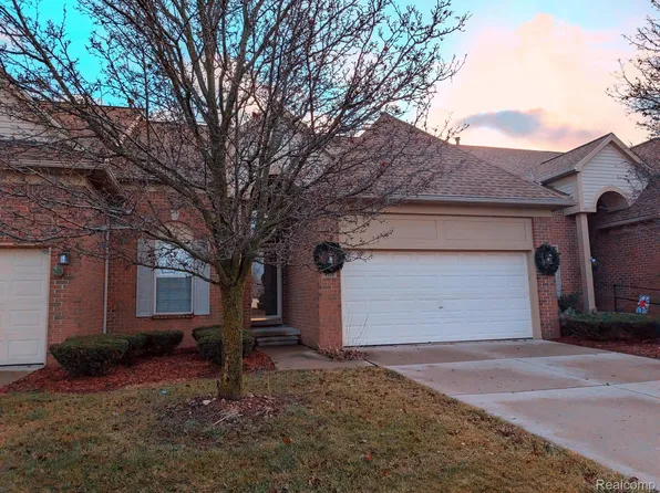 4539 Crescent Dr #52, Trenton, MI 48183