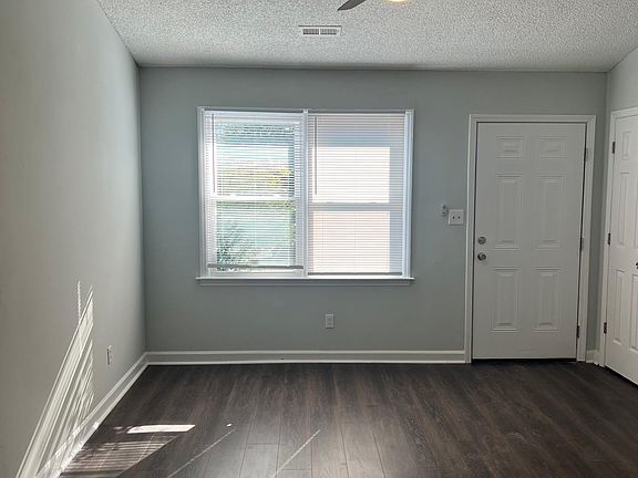 3rd image of 109 Chesterfield Ct APT B