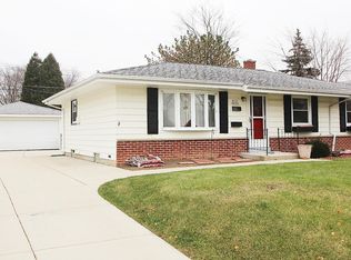 W147N8304 Manchester Dr, Menomonee Falls, WI 53051