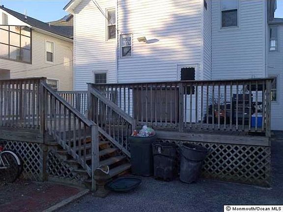 Private rear deck and yar