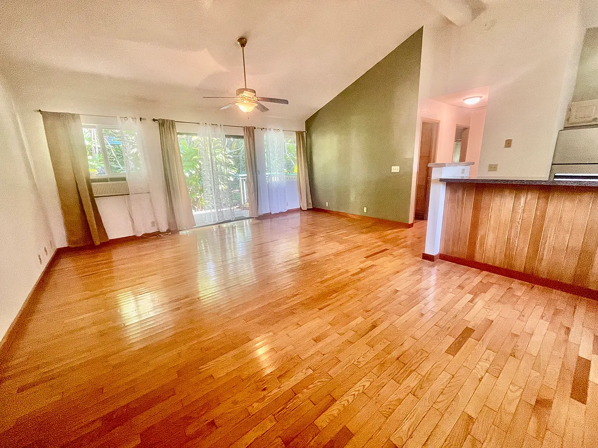 Living and dining area with oak hard-wood floors - Kauhikoalani Pl