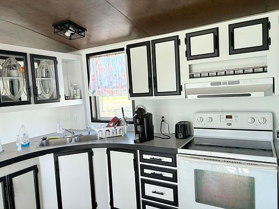 4th image of 302 Anderson St
