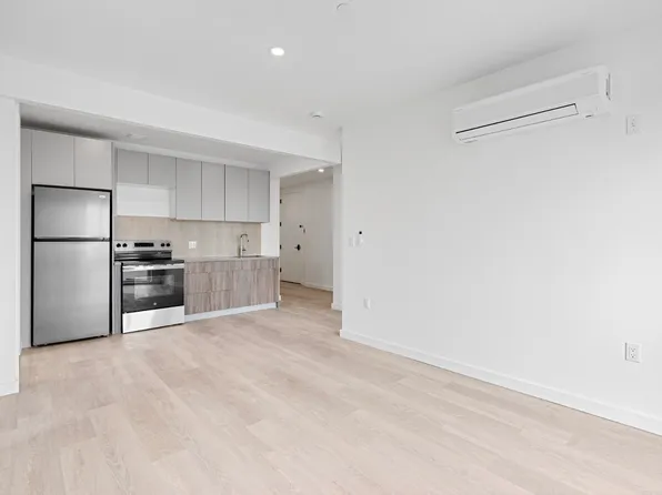 172-02 Hillside Avenue image 5 of 15