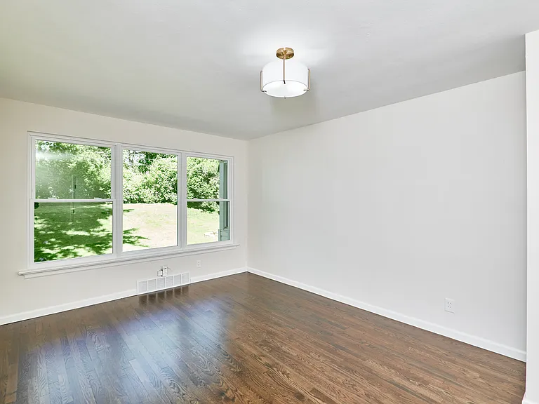 923 Swarthmore Ln — Photo 8