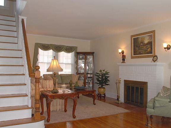 3rd image of 98 Iris Ave