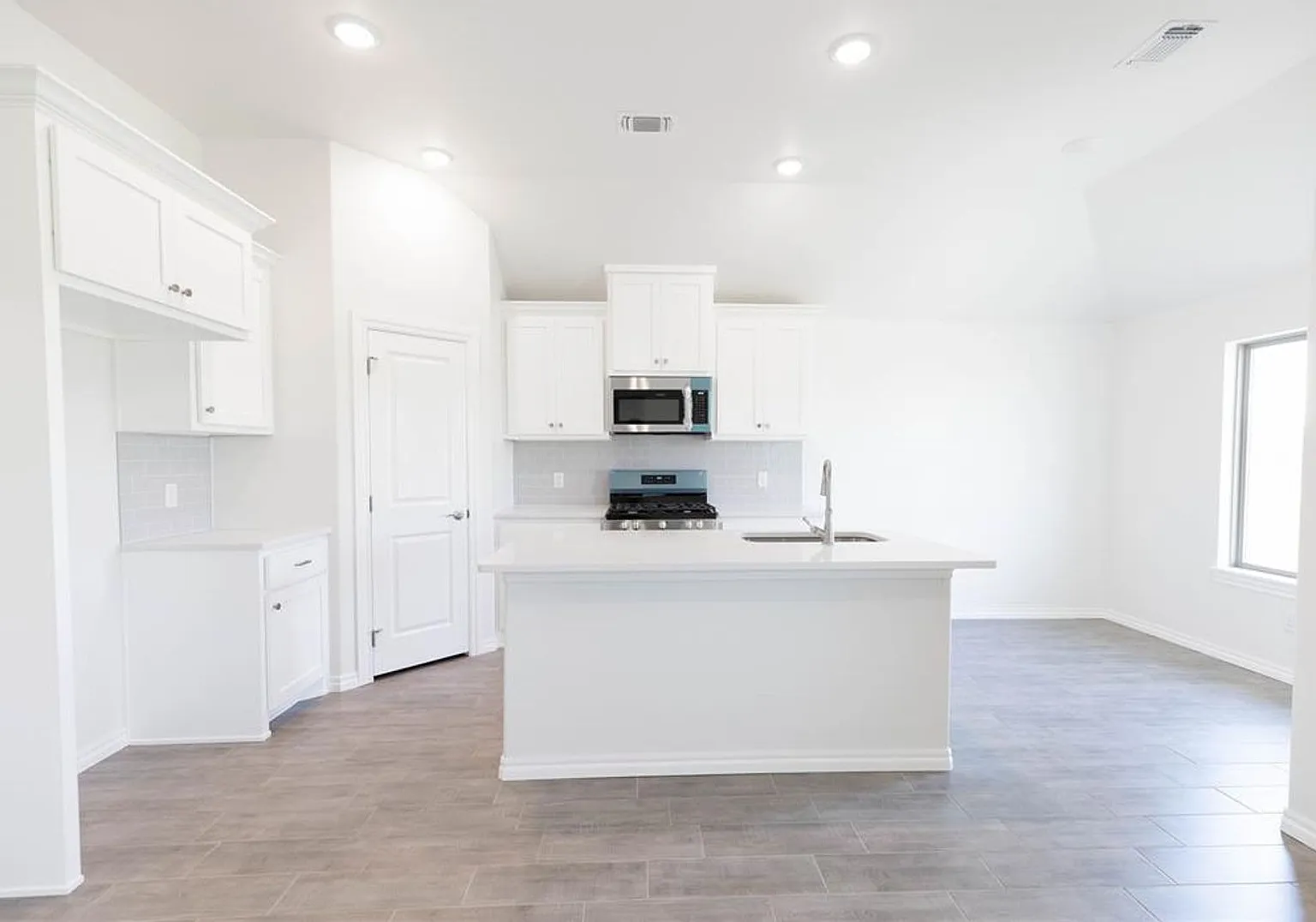 Brand New 3 Bedroom 2 Bath Home in Mustang Schools — Photo 3