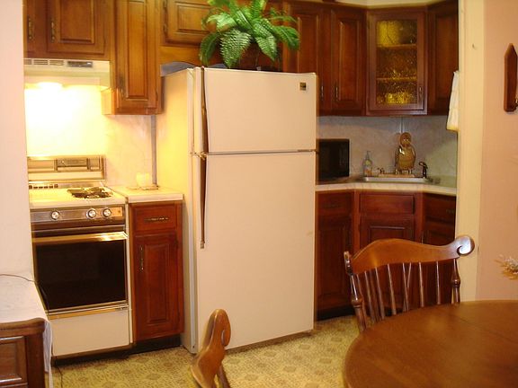 Cherry cabinet kitchen