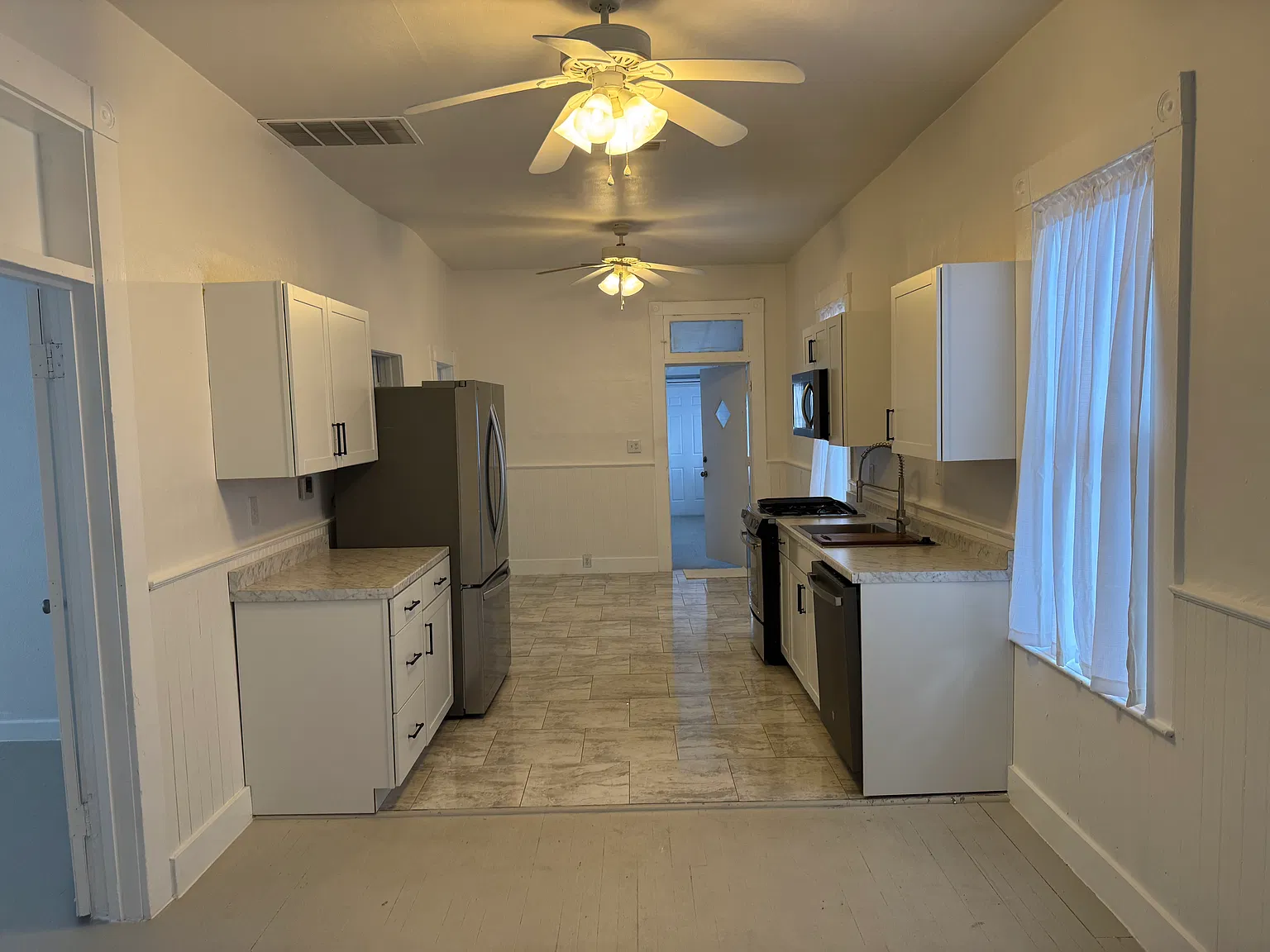 3 bed, 940 sqft, $1,925 — Photo 3