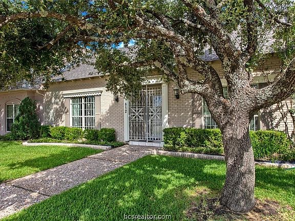 2nd image of 812 Lee Hollow Dr