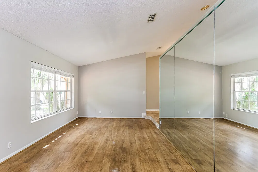 4 bed, 2.0 bath, 1962 sqft, $4,185 — Photo 3