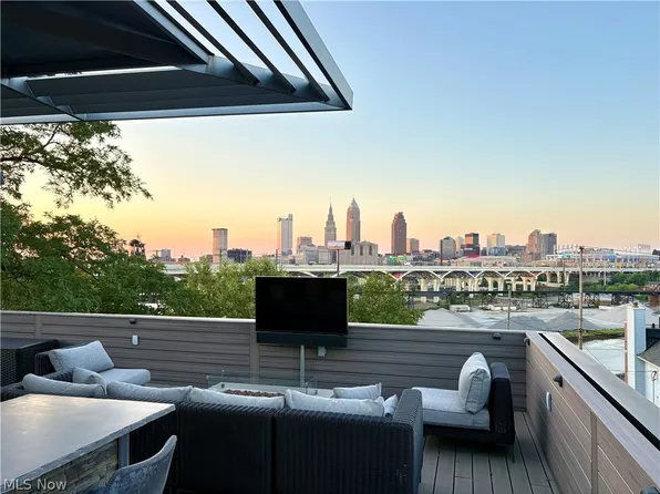 2040 W 11th Pl, Cleveland, OH 44113