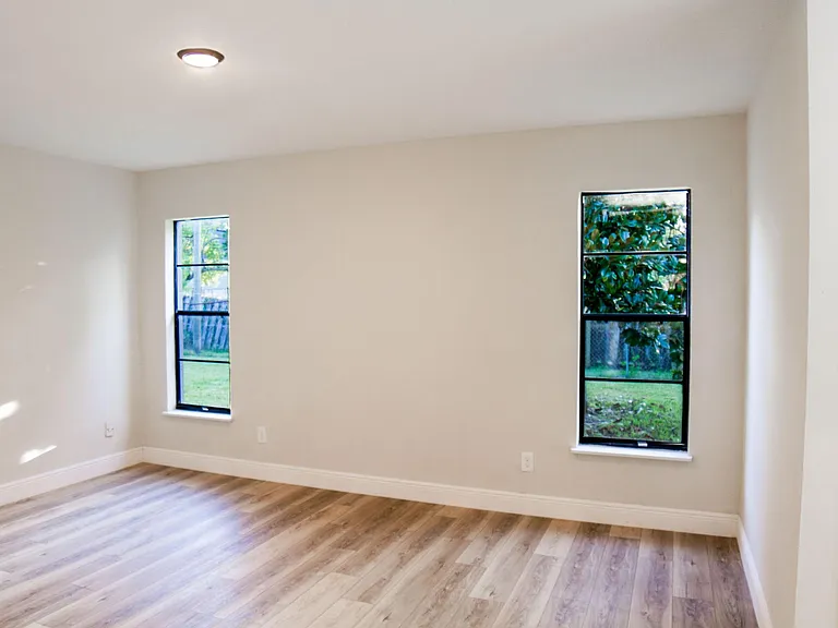 1702 Sanford Ave — Photo 5