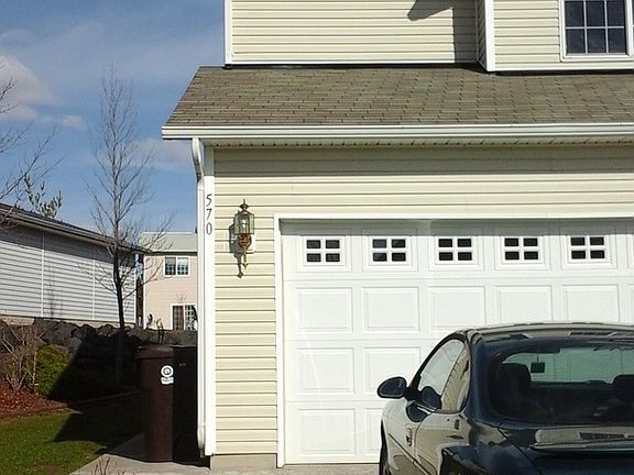 2nd image of 570-572 SE Shoemaker Pl #570
