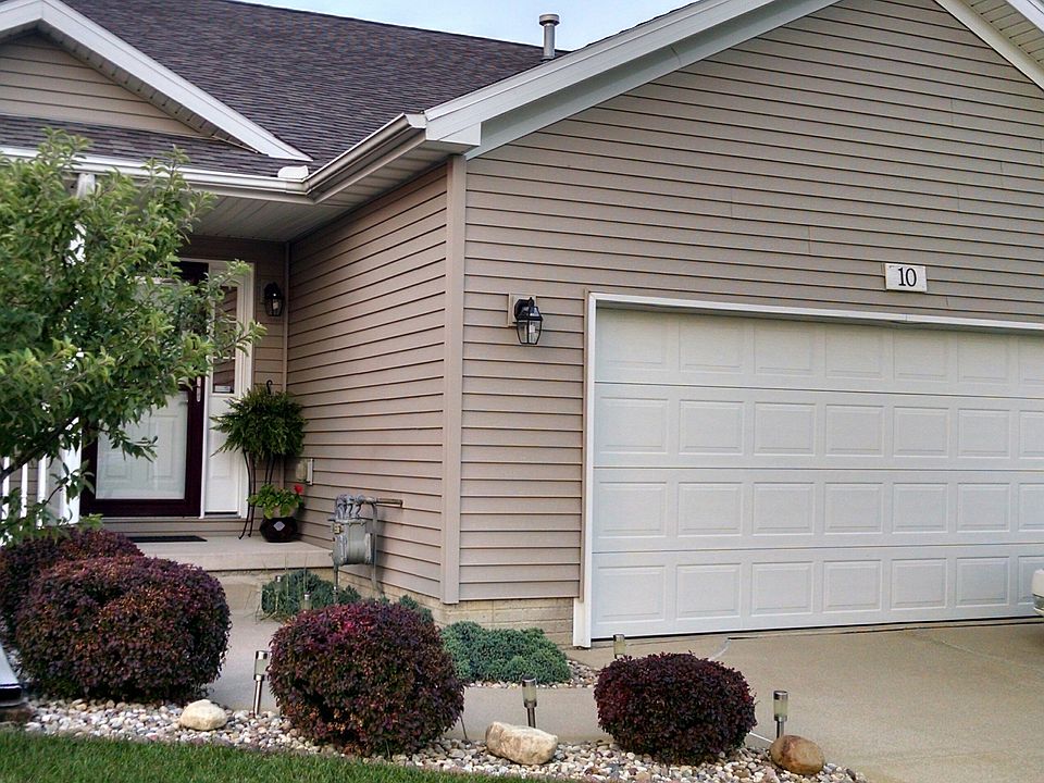 Zero lot line home in quiet neighborhood
