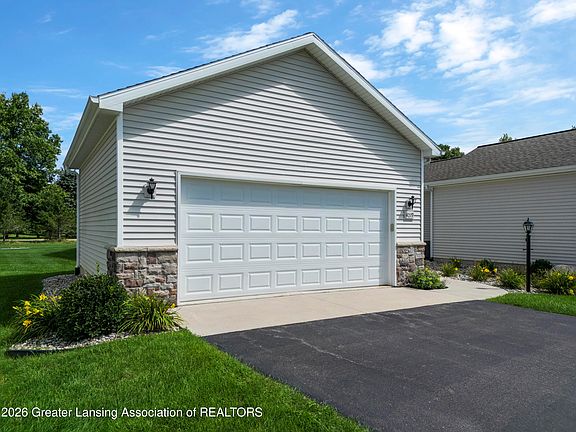 3rd image of 4019 Eastbridge Circle Rd