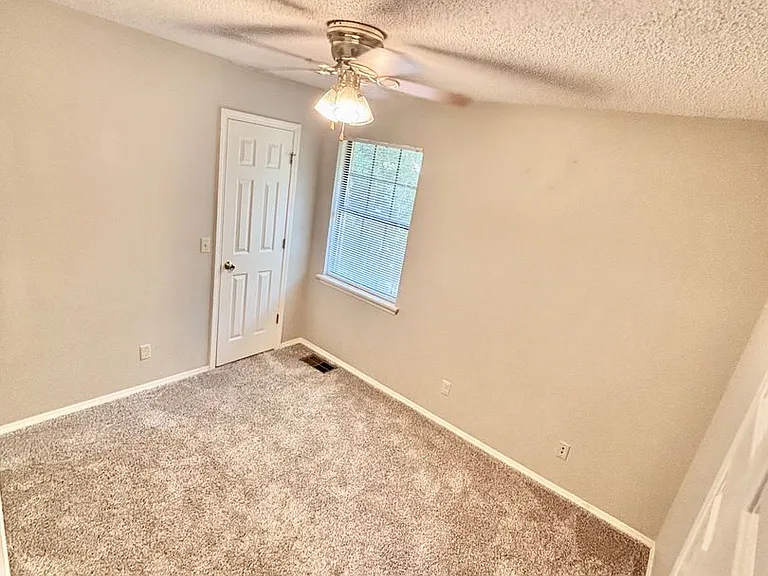 415 Valley Dr — Photo 8