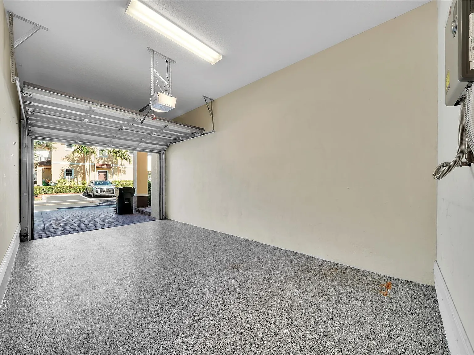 3 bed, 3.0 bath, 1672 sqft, $3,400 — Photo 4