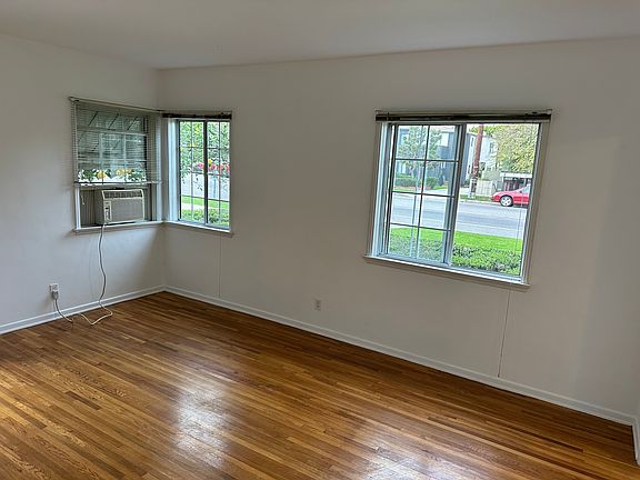 5th image of 12204 Moorpark St #12204