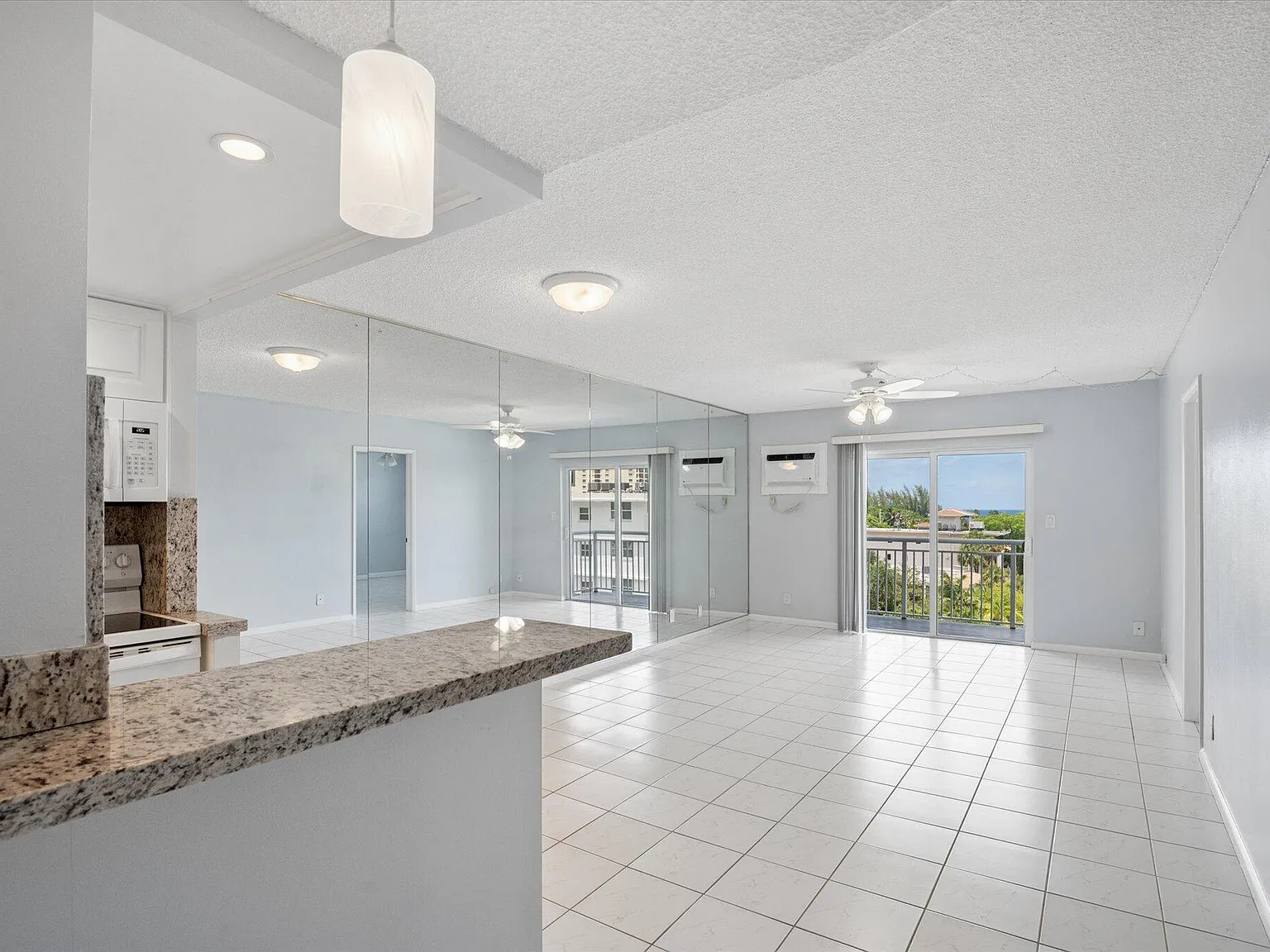 2 bed, 1.0 bath, 810 sqft, $2,400 — Photo 4