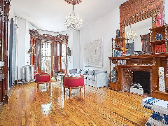 3rd image of 21 W 121st St