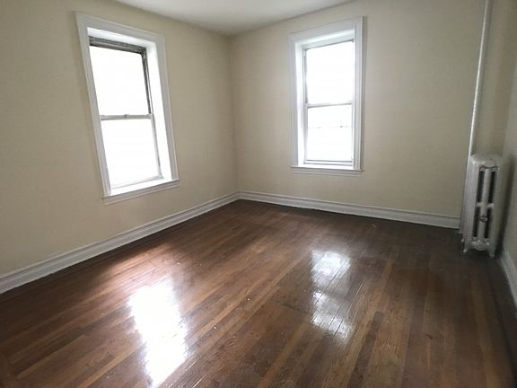 5th image of 15817 Sanford Ave APT 1B
