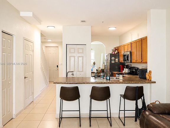 4th image of 132 SE 28th Pl Unit 4
