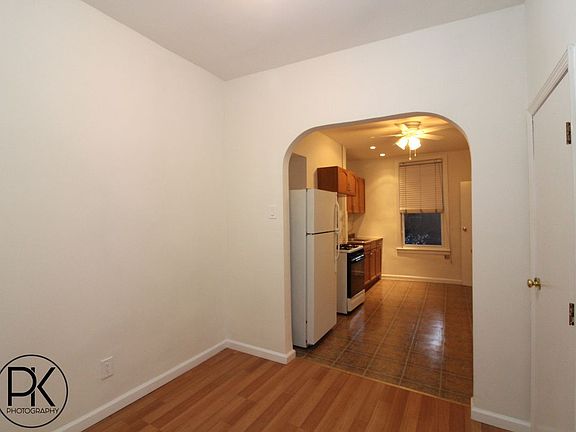 5th image of 917 Lorimer St APT 1L