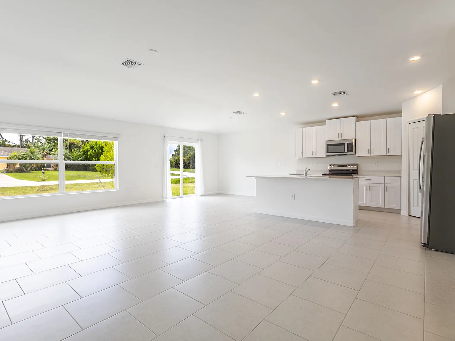 387 Martineau Cir — Photo 2