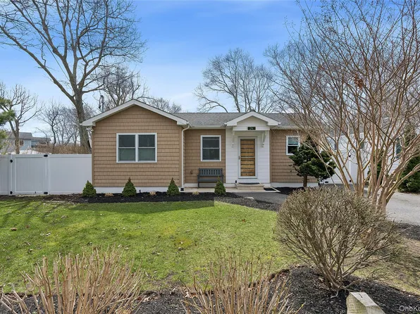 24 Woodridge Road, Hampton Bays, NY 11946