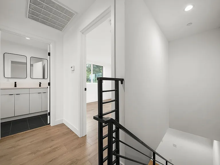 171 S Hoover St — Photo 13