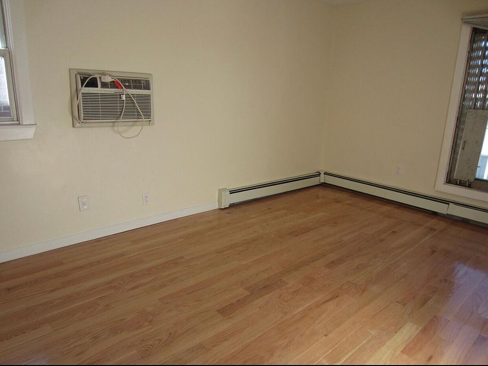 1st image of 16219 76th Ave Floor 2