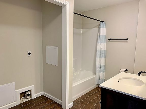 Washer/Dryer hook ups