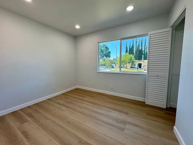 22301 Itasca St — Photo 10