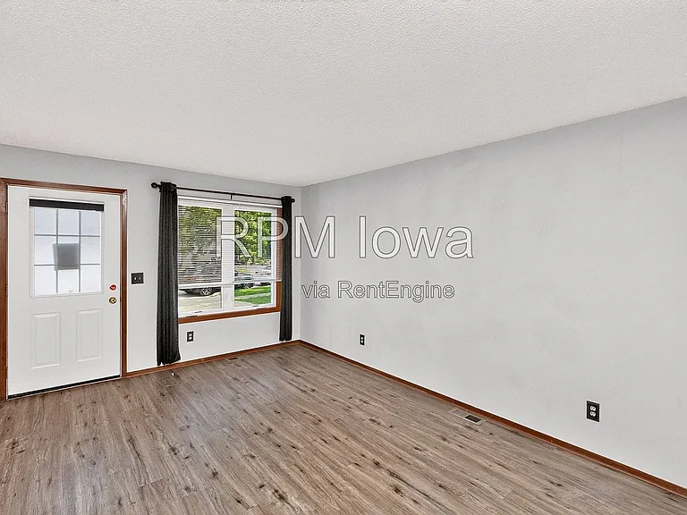 1614 NW Applewood St — Photo 3