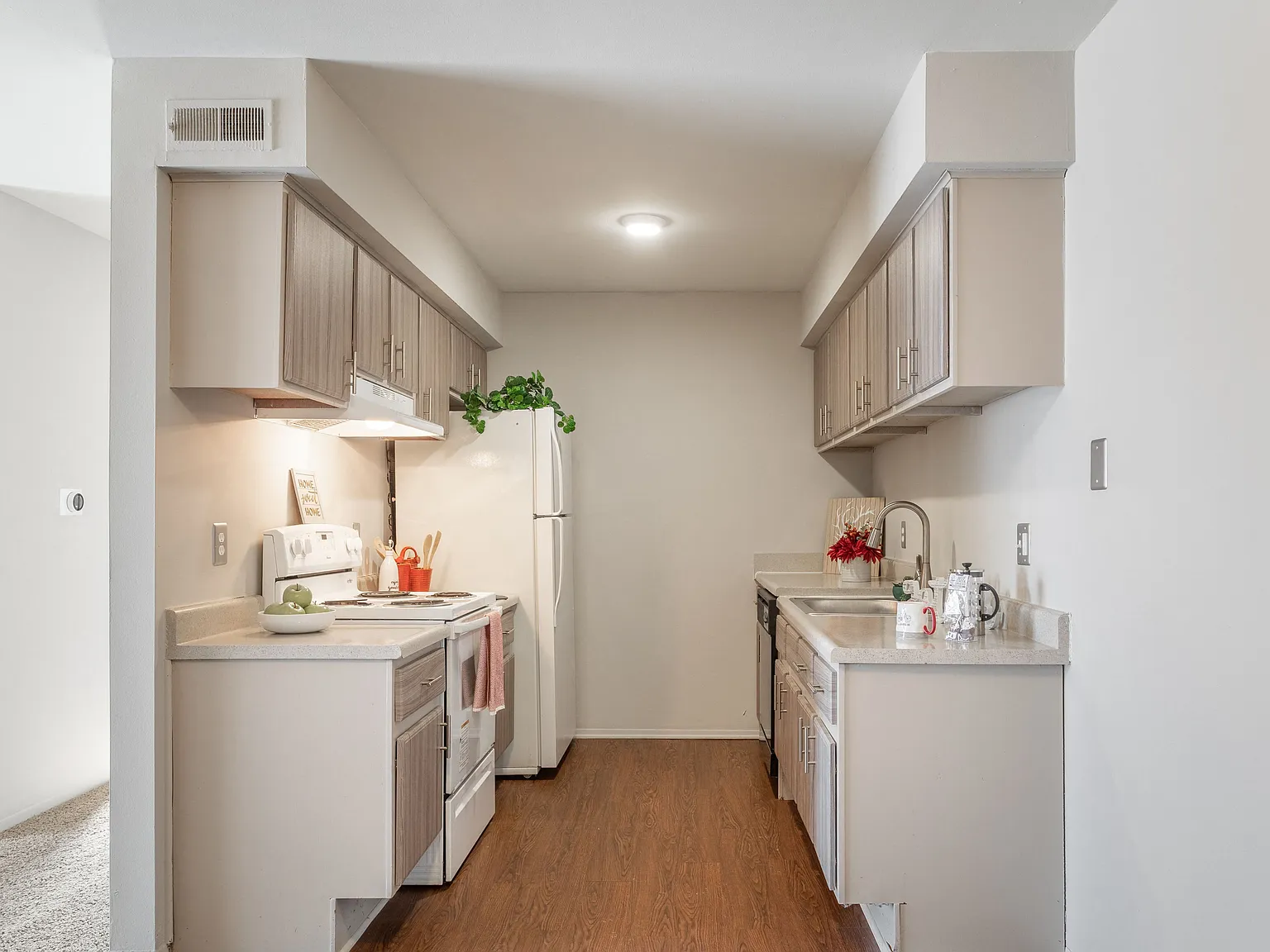 Farmington View Apartments - Farmington Hills, MI — Photo 3