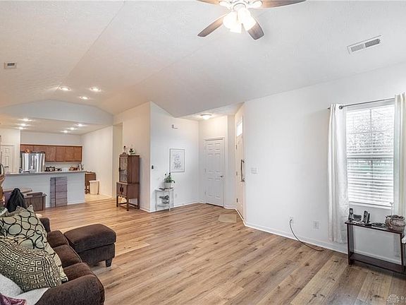 4th image of 82 Aberdeen Village Dr
