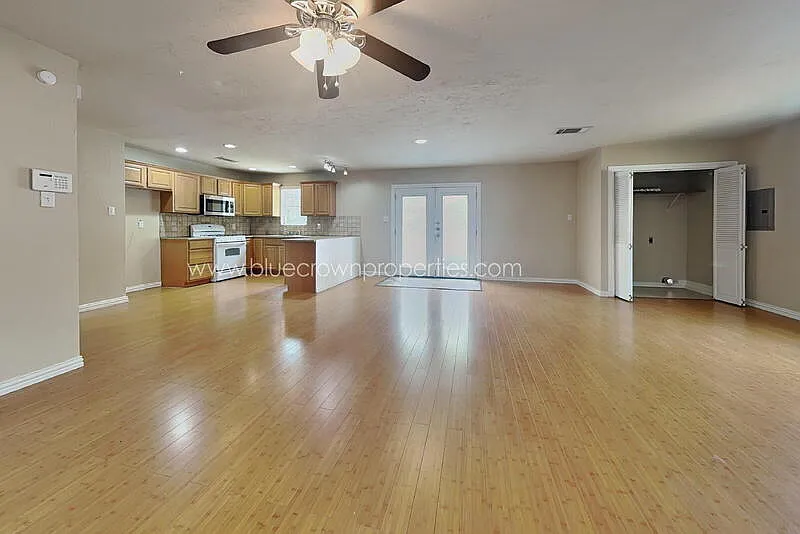 3 bed, 1.0 bath, 1200 sqft, $1,800 — Photo 2