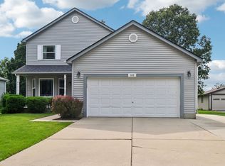 365 Meadows Dr, Sugar Grove, IL 60554