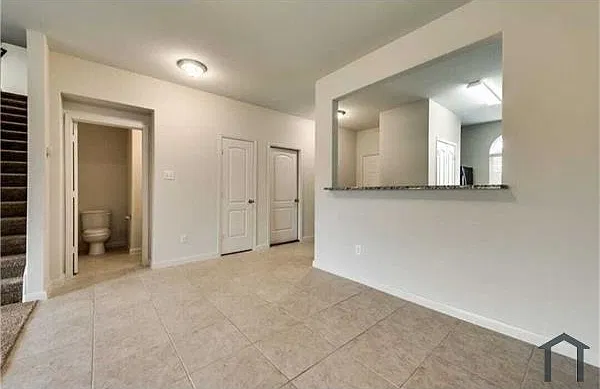 5 bed, 2703 sqft, $4,000 — Photo 4