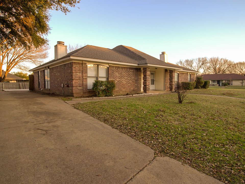 Quiet, tree-lined community close to shopping, dining and DFW Airport.