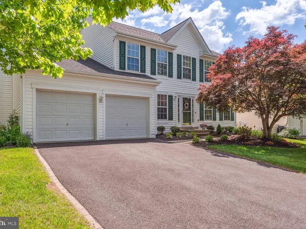 17346 Arrowood Pl, Round Hill, VA 20141