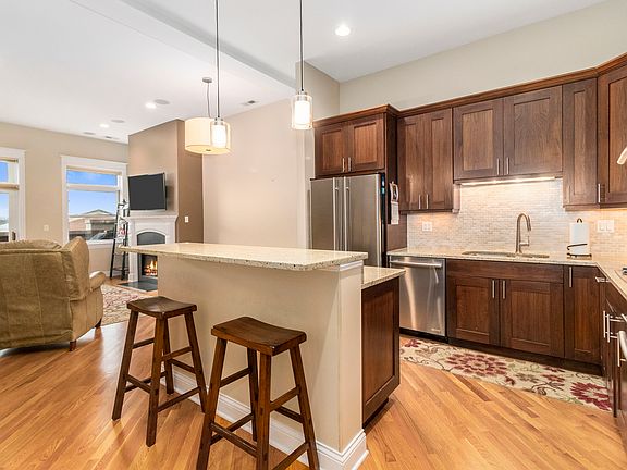 3rd image of 2921 N Lincoln Ave APT 402