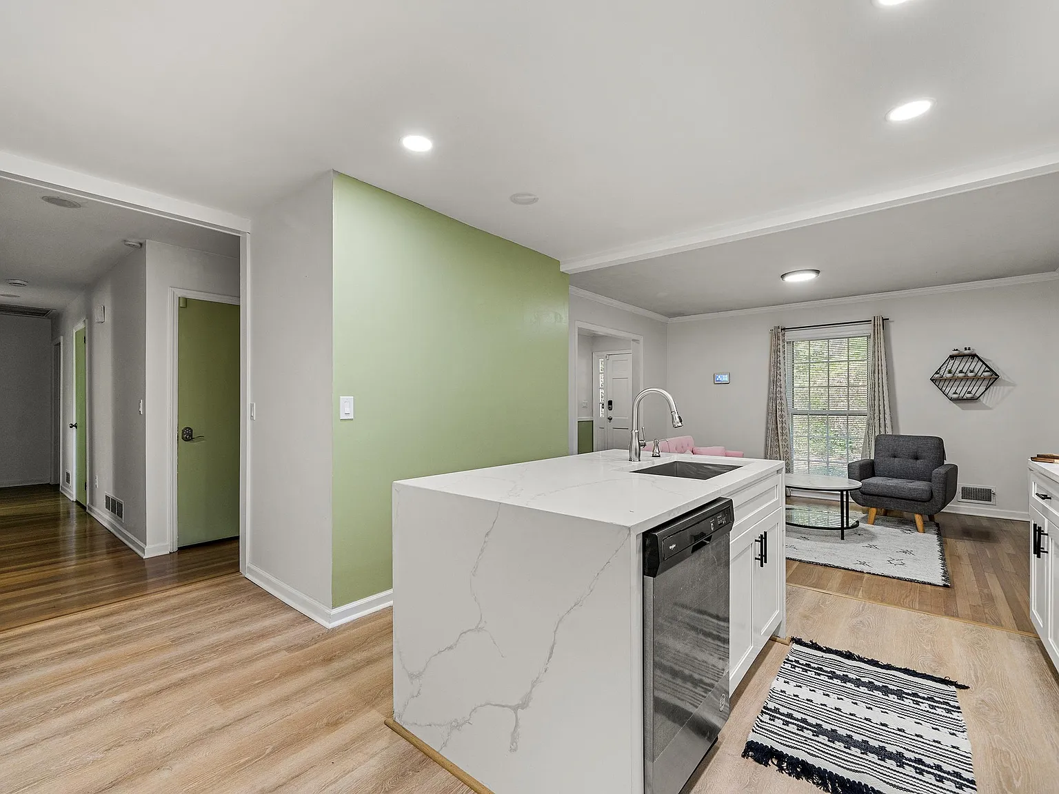 4 bed, 3.0 bath, $910 — Photo 4
