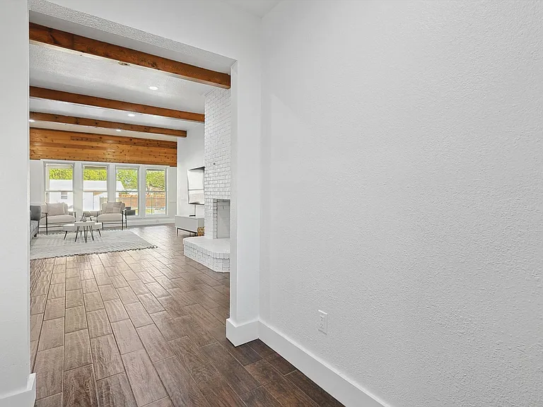 3322 Darby Ln — Photo 12