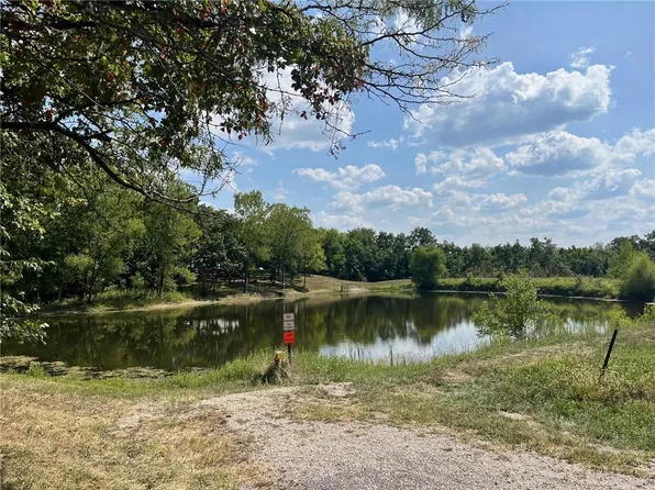 10 Songbird Ln, Linn Valley, KS 66040