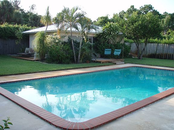 oversize pool and cabana w\full bath and kitchen