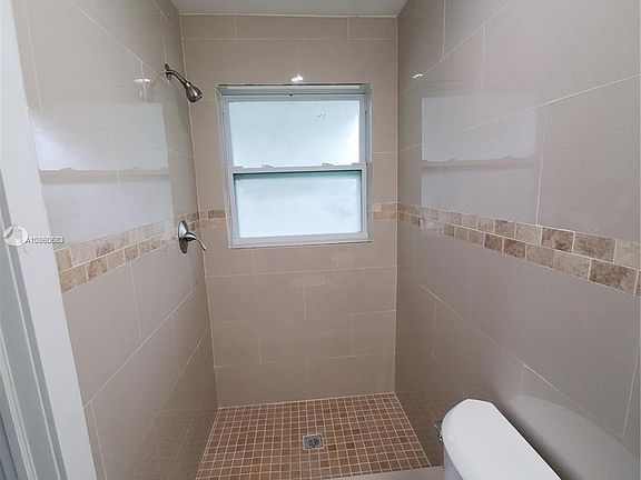 4th image of 715 Columbus Pkwy #1