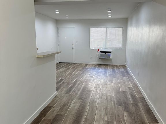2nd image of 963 Edgecliffe Dr APT 8